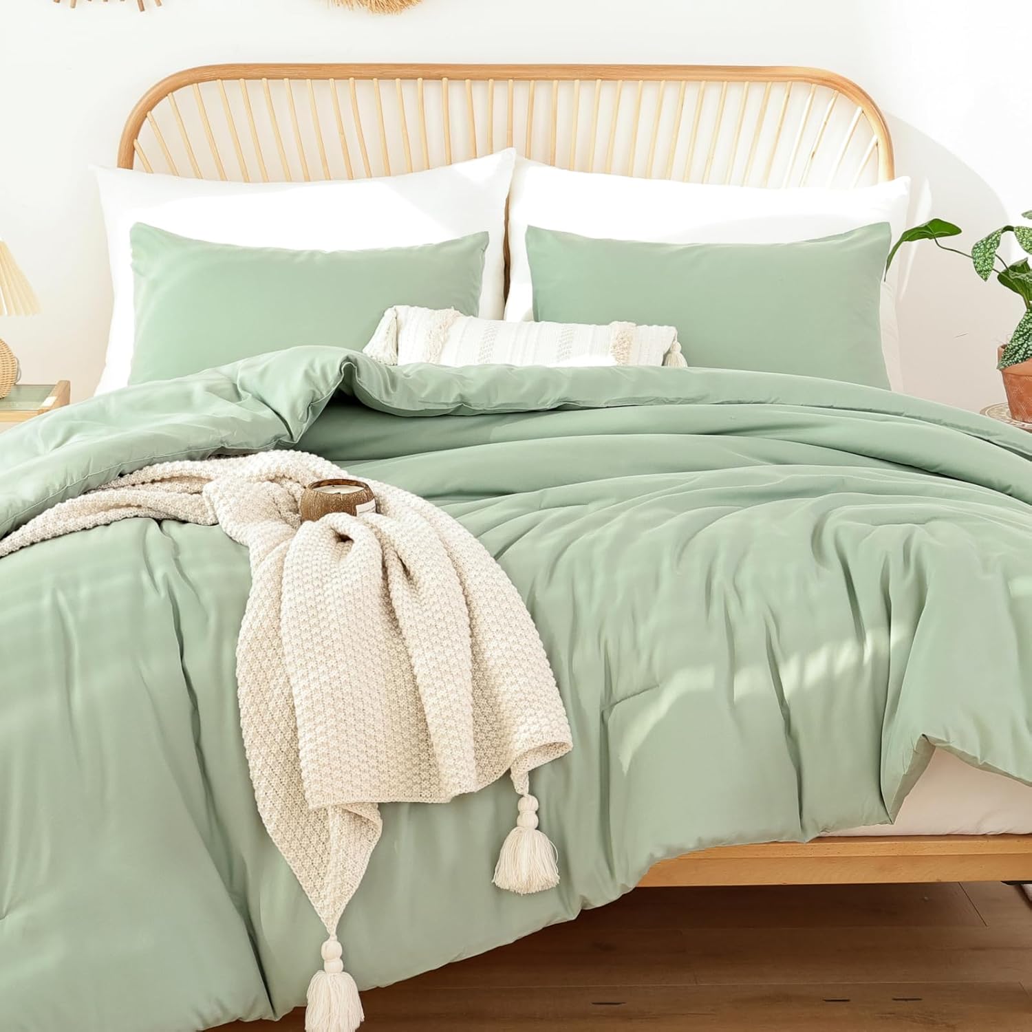 ROSGONIA Oversized King Comforter Sage Green, 3pcs(1 Boho Comforter & 2 Pillowcases), Lightweight Oversized King Size Comforter Sets Bedding Blanket
