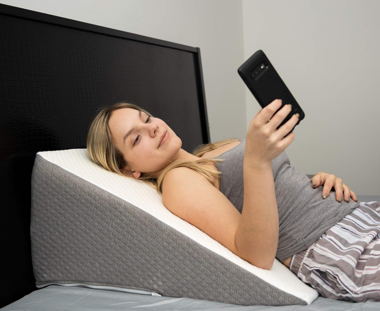 Kolbs Bed Wedge Pillow for Sleep Apnea, Sleeping Comfort, Relaxing, Acid Reflux, Heartburn and Back Pain Relief. Cushion for Sitting Up in Bed. Memory Foam Top, Chic Jacquard Washable Cover.